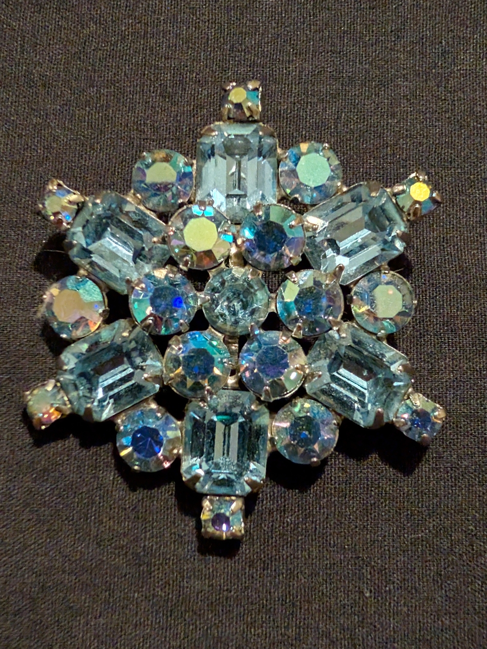 Vintage Weiss Sparkling Blue Snowflake Crystal Brooch